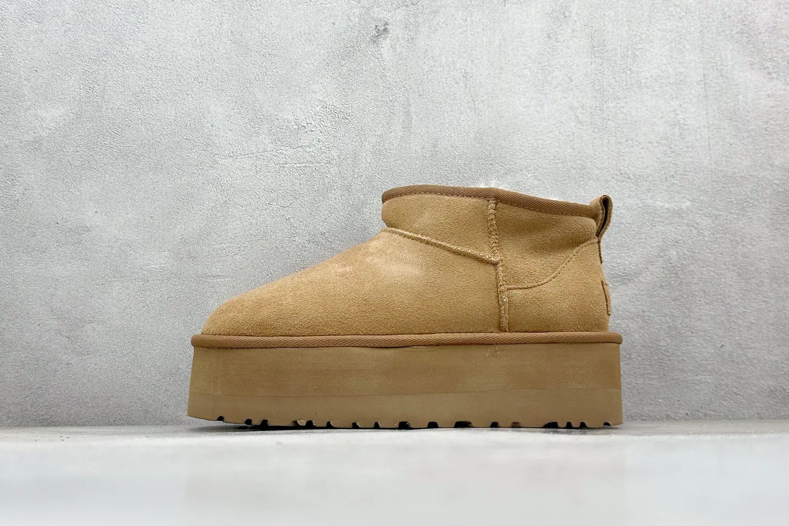 🐲💰 520 supports stores. The top version on the market UGG Mini thick-soled short tube 5cm. Xiaohongshu's hot model. Produced by a major foreign trade factory in Guangzhou. The toe box and the insole are all made of genuine sheep fur. Independent outer box packaging. Chip. With waterproof technology. Different from any version on the market. 5cm thick sole. Independent original development of outsole. Cashmere insole. It is a very suitable choice for going out in winter and at home. In the new year, uug has launched a style series, which is partially biased towards the preferences of young consumers. It has also moved to the forefront of fashion trends. Shoe body material: water-repellent coated suede upper, 17 mm UGGPURE™ implanted wool insole, lightweight non-slip comfortable rubber outsole, brand LOGO trademark, complete package, item number: 1135092, size: 35 36 37 38 39 40